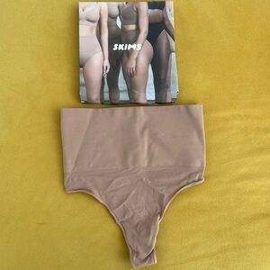 SKIMS Seamless Sculpt Core Control Thong Underwear Mid Waist Sexy NWOT